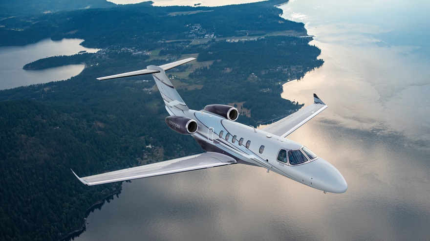 Cessna Citation CJ4 über einer Küstenlandschaft