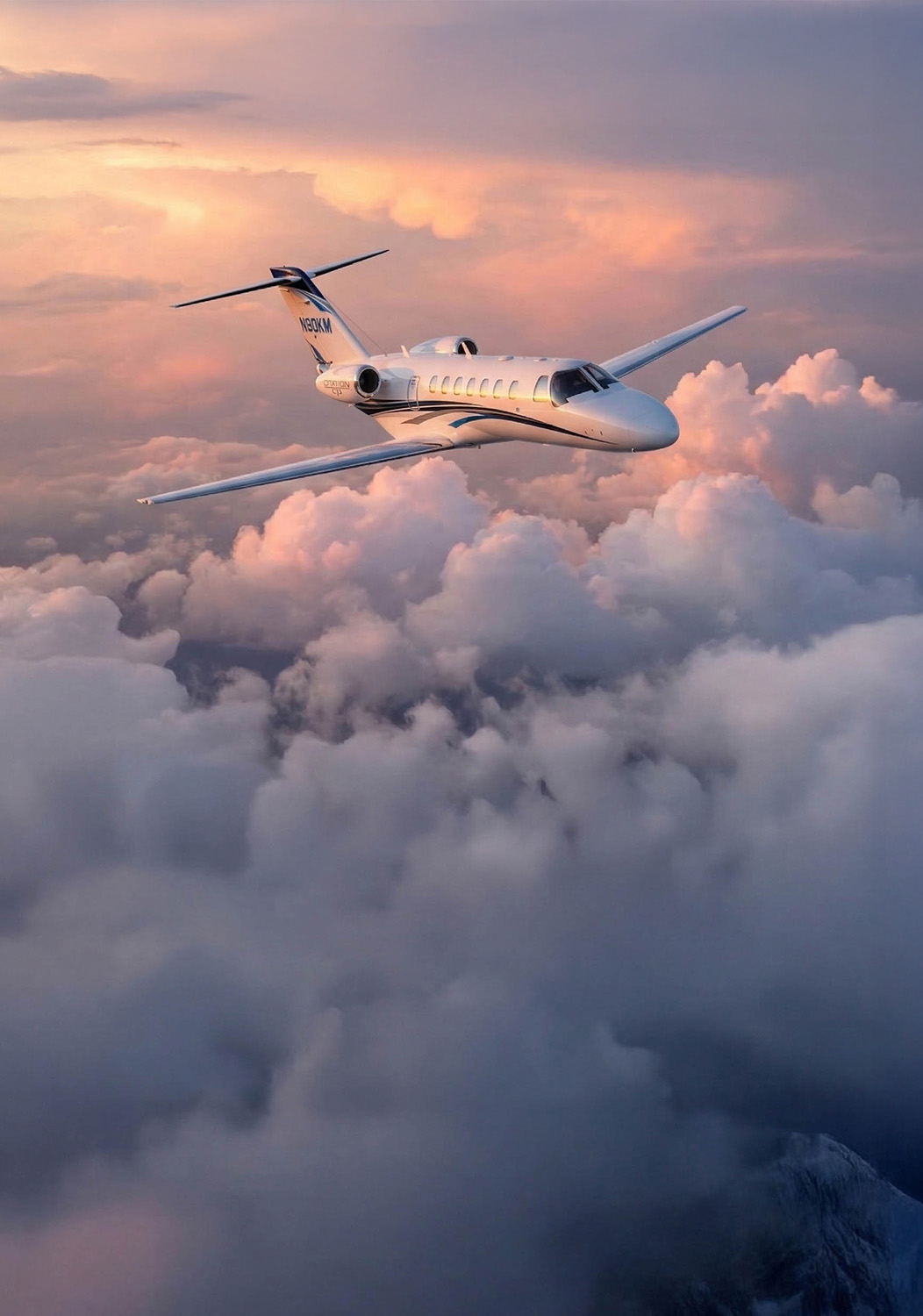 Cessna Citation CJ3 über Abendwolken